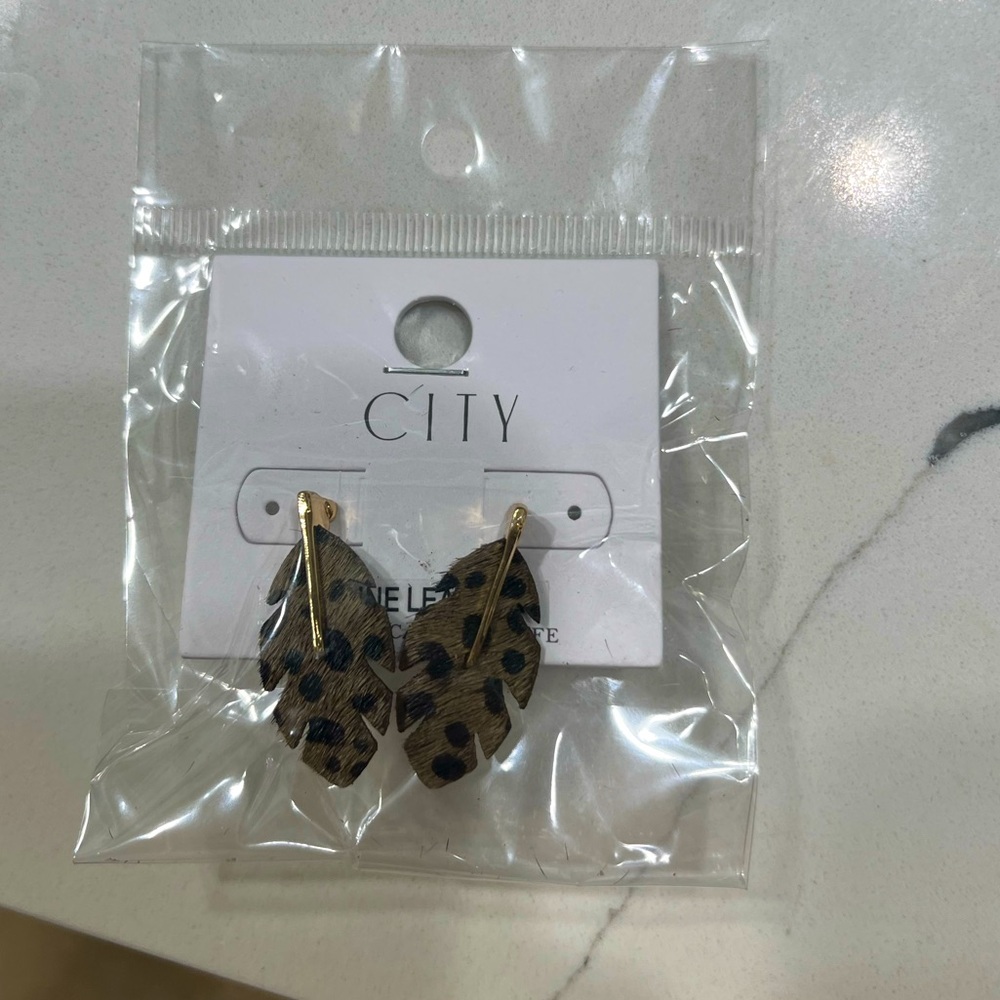 CITY Brown and Black Polka Dot Leaf Textured Stud Earrings NWT